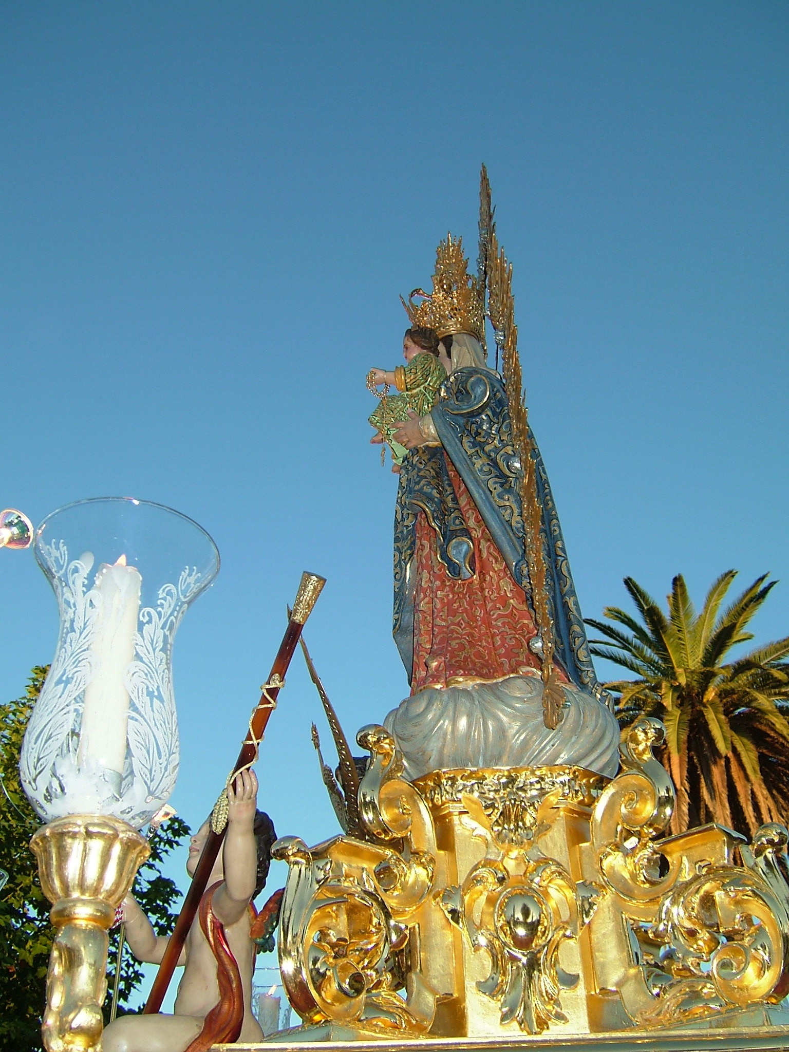 La Virgen del Rosario coronada durante la salida procesional