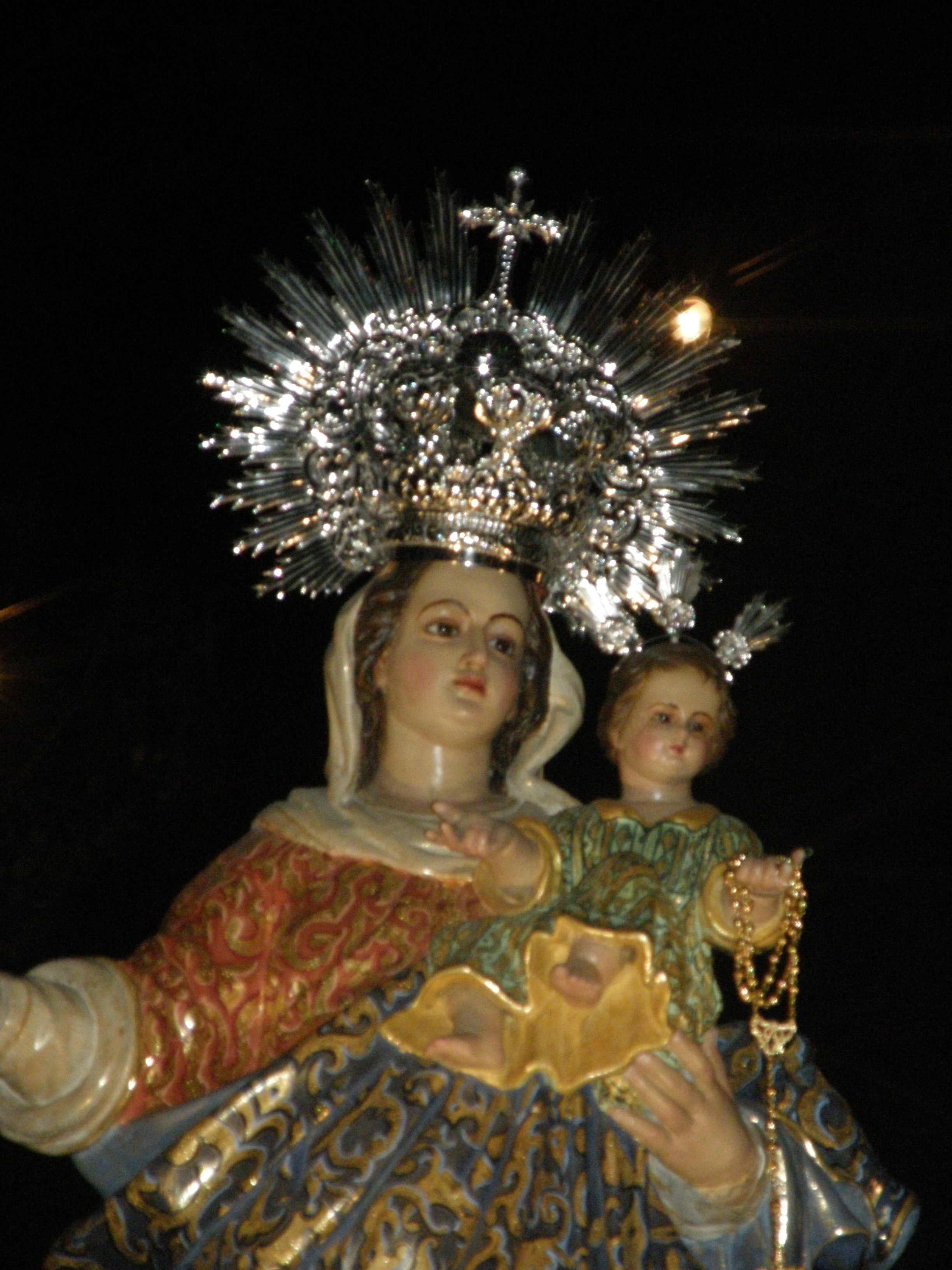 La Hermandad en procesión por las calles